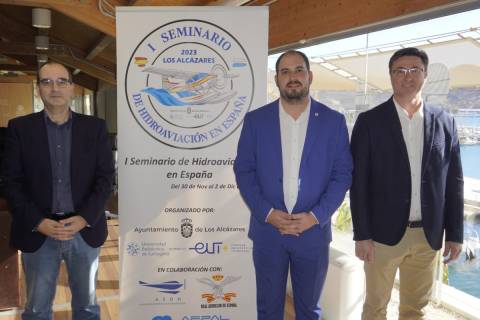 De izquierda a derecha Juan Ángel Pastor, Mario Pérez Cervera y Pedro J. Sánchez, en el campus CIM.